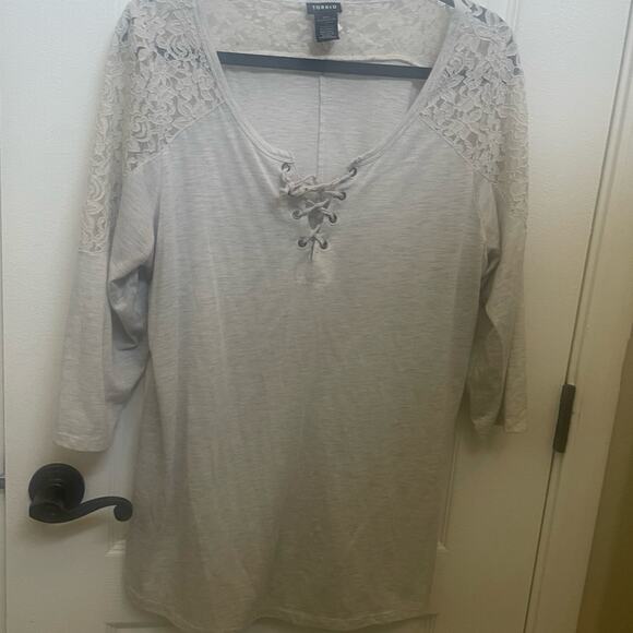 Torrid light taupe Henley style top Sz 2 - Picture 1 of 4